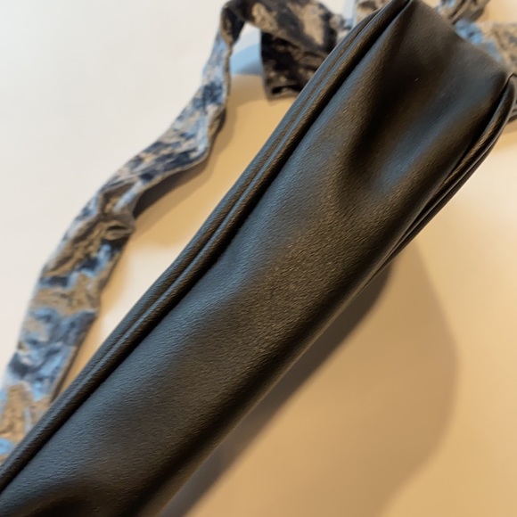 Twig & Arrow Small Black Purse Gray Velvet Strap Zipper Bag D24 - Picture 10 of 16